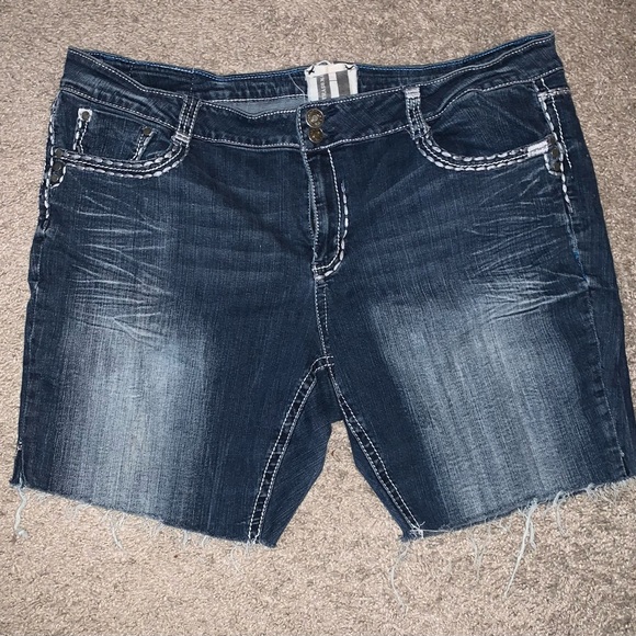 Trademark H Iconic Slim Boot Cut Dark Wash Cut Off Jean *Shorts* Size 24 (W381) - Picture 1 of 7